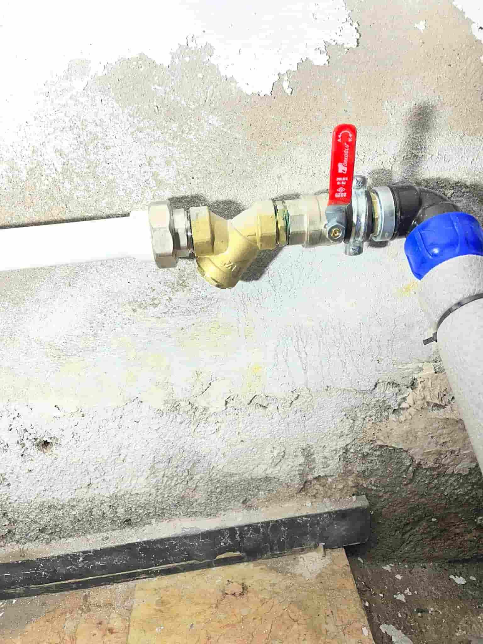 Su kaçağı belirtileri ve boru bağlantısı kontrolü