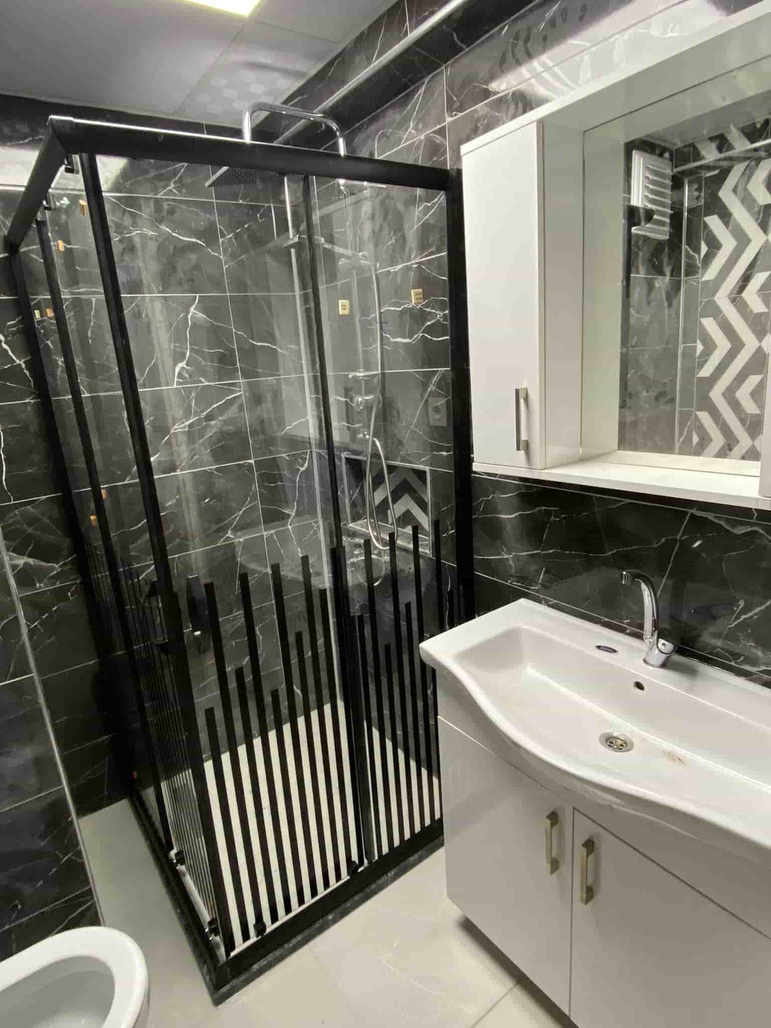 Genis siyah dusakabin ve lavabo dolabi