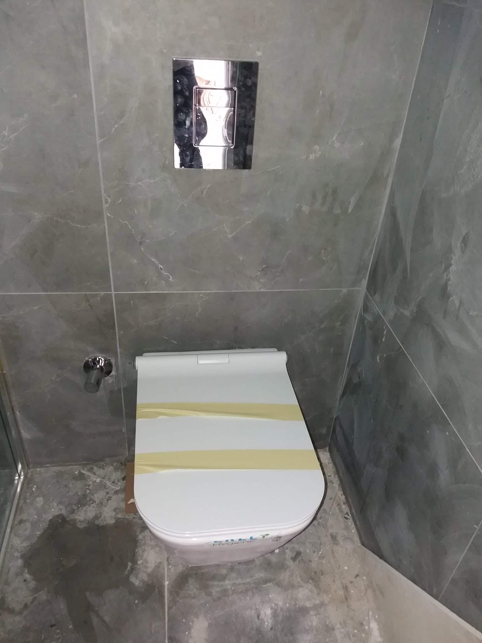 Gri fayansli banyoda asma klozet