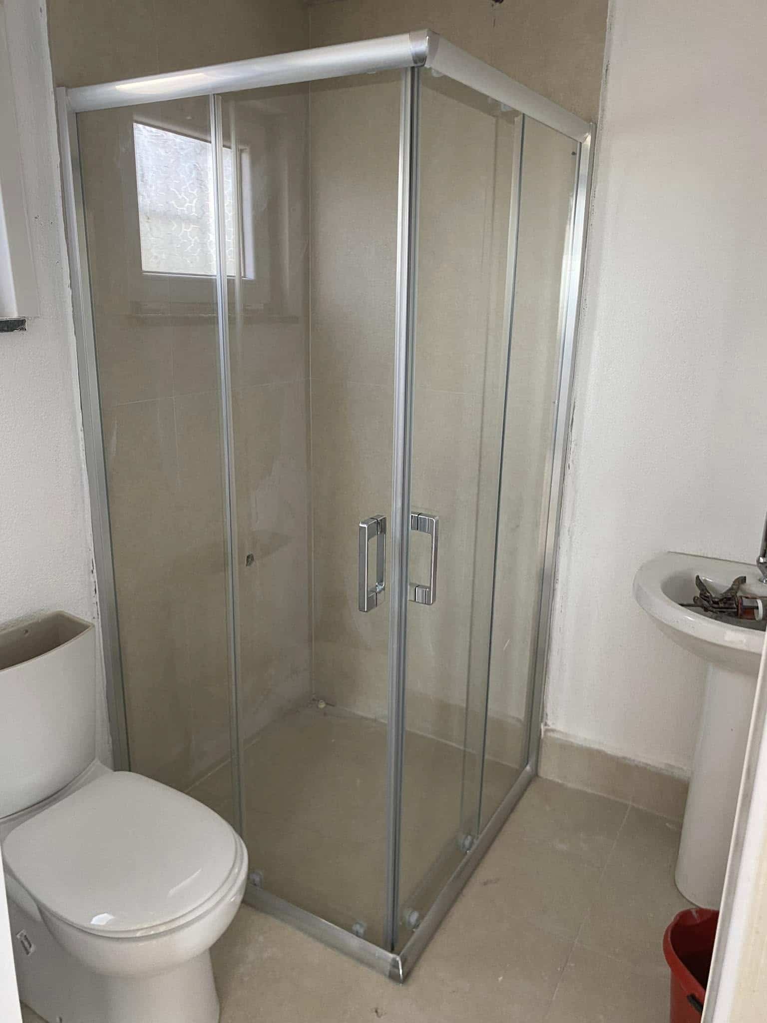 Kose dusakabinli kucuk banyo