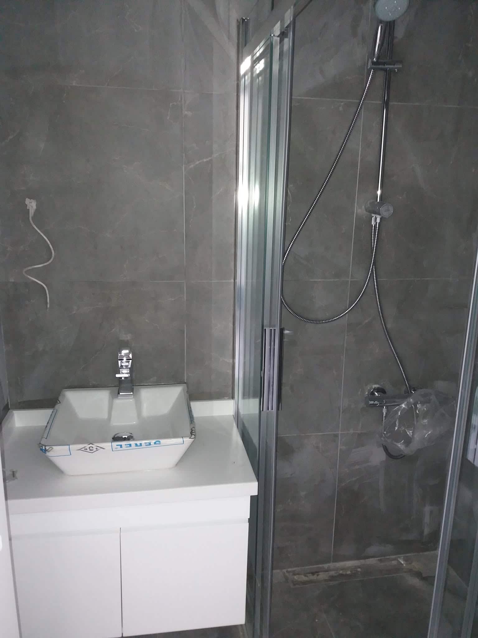 Koyu renk fayansli banyo